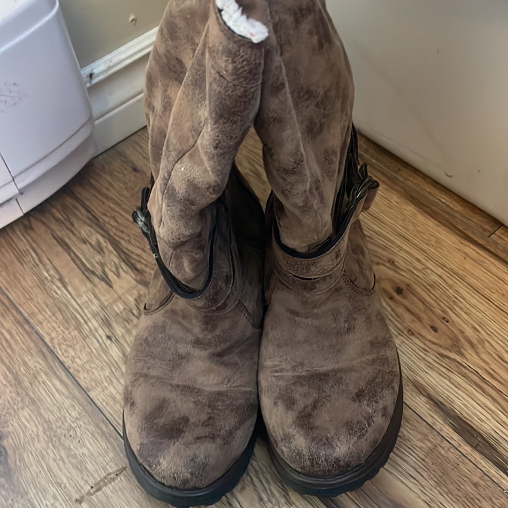 Women’s Spring or Fall Boots (shoes) 💗 - Picture 3 of 3